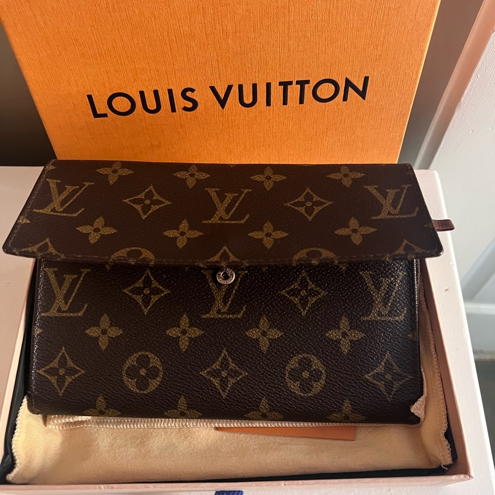 LOUIS VUITTON WALLET LUXURY